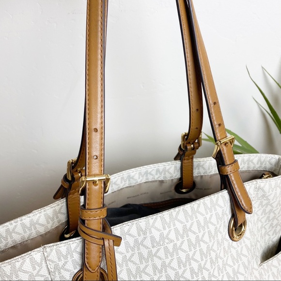 Michael Kors JET SET Vanilla Large Tote - Picture 10 of 14